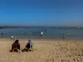 Imagen de archivo de varias familias en una playa de Marruecos