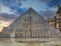 La famosa pirámide del Museo del Louvre