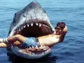 El director Steven Spielberg posando con su tiburón, al que apodó Bruce