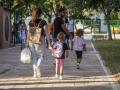 Unos padres llevan a sus hijos a un colegio público en Quart de Poblet, Valencia