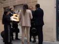 Tres mariachis se acercaron a la sede Junts per Catalunya