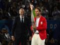 Rafa Nadal recibe la antorcha olímpica de manos de Zidane
