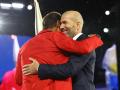 Rafa Nadal y Zinedine Zidane se abrazan en uno de los últimos relevos de la antorcha olímpica