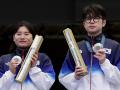 Los medallistas de Corea del Sur, Keum Jihyeonand y Park Hajun, posan con la medalla de plata en el podio