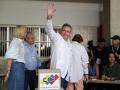 AME4966. CARACAS (VENEZUELA), 25/07/2024.- La líder opositora venezolana, María Corina Machado (i), y el candidato a la presidencia de Venezuela, Edmundo González Urrutia (c), saludan a simpatizantes en el cierre de campaña de González Urrutia, este jueves, en Caracas (Venezuela). González Urrutia pidió a los venezolanos, en un acto de clausura de la campaña electoral, votar el domingo para comenzar el camino de la "reconciliación nacional". EFE/ Ronald Peña R.