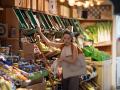 Una dependienta trabaja en una frutería, a 17 de octubre de 2023, en Barcelona, Catalunya (España). Más de 50.000 pequeños comercios han tenido que cerrar en los últimos diez años, según datos de la Unión de Profesionales y Trabajadores Autónomos (UPTA). Esto se debe a que, en el año 2013, desarrollaban su actividad en el sector del comercio minorista más de 796.000 personas trabajadoras por cuenta propia, frente a los 746.006 autónomos que desarrollan esta actividad en agosto, con la consecuente pérdida de empleo en el pequeño comercio.
17 OCTUBRE 2023;BARCELONA;CATALUNYA;CATALUÑA;COMERCIOS
David Zorrakino / Europa Press
(Foto de ARCHIVO)
17/10/2023