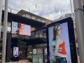 Carteles anunciando un concierto en el centro comercial Westfield La Maquinista, en Barcelona