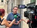 El portavoz de Vox en las Cortes Valencianas, José María Llanos, junto al parlamento regional