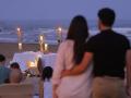 Una pareja de jóvenes durante la hora santa en la playa de la Almadraba de Benicàssim