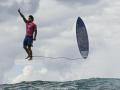 El brasileño Gabriel Medina reacciona después de recibir una gran ola en la quinta serie de la ronda 3 de surf masculino