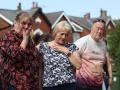 Vecinos en el lugar donde se produjo el apuñalamiento de ocho personas en Hart Street en Southport, Gran Bretaña