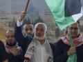 El líder de Hamas, Ismail Haniyeh, ondea la bandera en una manifestación en 2022