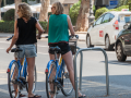 Dos mujeres transitando uno de los carriles bicis de Valencia