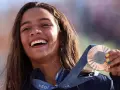 Rayssa Leal muestra la medalla de bronce que ha conseguido con 16 años