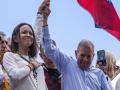 La líder opositora venezolana María Corina Machado (i) y el candidato a la presidencia de Venezuela Edmundo González Urrutia (d) participan en una manifestación de apoyo este martes, en Caracas (Venezuela). Miles de venezolanos se han concentrado este martes en Caracas, en un acto convocado por la oposición mayoritaria, para rechazar por segundo día consecutivo lo que consideran es un fraude en los resultados oficiales del Consejo Nacional Electoral (CNE), que en la víspera proclamó a Nicolás Maduro como presidente reelecto con el 51,2 % de los votos. EFE/ Henry Chirinos