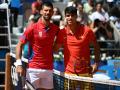 Carlos Alcaraz y Novak Djokovic posan juntos antes del inicio de la final olímpica