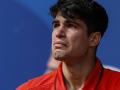 El tenista español Carlos Alcaraz llora al perder ante el serbio Novak Djokovic tras la final individual masculina de tenis de los Juegos Olímpicos de París 2024 este domingo, en la capital gala