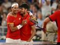 Rafa Nadal abraza a Carlos Alcaraz tras perder contra Krajicek y Ram en cuartos de final