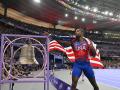 El estadounidense Noah Lyles hace sonar la campana de París 2024 mientras celebra tras ganar la final masculina de 100 metros del evento de atletismo en los Juegos Olímpicos de París 2024 en el Stade de France en Saint-Denis, al norte de París, el 4 de agosto de 2024