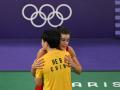 La china He Bing Jiao consuela a Carolina Marín después de su lesión
