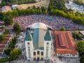 La explanada frente a la iglesia de Medjugorje, llena de jóvenes la semana pasada