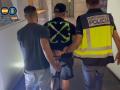 Agentes de la Policía junto al detenido por estafa