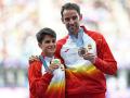 María Pérez y Álvaro Martín posan con la medalla de oro