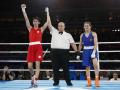 La boxeadora taiwanesa Lin Yu-ting celebra su victoria y el pase a la final