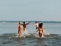 Un grupo de adolescentes en la playa