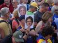 Varias personas con fotos con la cara de Puigdemont durante una concentración para recibir al expresidente de la Generalitat Carles Puigdemont en el paseo Lluís Companys, a 8 de agosto de 2024, en Barcelona, Catalunya (España). Dicha concentración ha sido convocada por entidades independentistas, con la asistencia de Junts, ERC, CUP, ANC, Òmnium Cultural, CDR y Associació de Municipis per la Independència (AMI). Puigdemont tiene previsto asistir a este acto de bienvenida para después participar en el pleno de investidura del líder del PSC, casi 7 años después de instalarse en Bélgica por las consecuencias judiciales del 'procés', y con una orden de detención.
David Zorrakino / Europa Press
08/8/2024