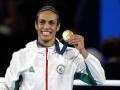 Imane Khelif posa con su medalla de oro