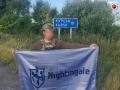 Un soldado ucraniano posa delante una señal que indica la cercanía a la ciudad rusa de Kursk