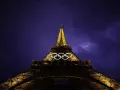 La Torre Eiffel iluminada para la ceremonia de apertura de los Juegos Olímpicos de París 2024