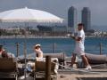 Turistas en las inmediaciones del Hotel W, a 5 de agosto de 2024, en Barcelona, Cataluña (España). Cataluña ha recibido 9,1 millones de visitantes extranjeros entre los meses de enero y junio de 2024, lo que representa un incremento del 12,4% respecto al mismo período del año pasado, según datos provisionales de la Estadística de Movimientos Turísticos en Fronteras del Instituto Nacional de Estadística (INE). Estas cifras sitúan a Cataluña como la primera comunidad autónoma de destino del turismo internacional en todo España, con el 21,5% de los visitantes. En junio, el turismo extranjero alcanzó los 2 millones de visitantes en Cataluña, un 10,1% más que en junio de 2023.
05 AGOSTO 2024;TURISMO;EXTRANJEROS
David Zorrakino / Europa Press
05/8/2024