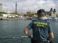 Un agente de la Guardia Civil durante una patrulla marítima en el Puerto de Barcelona, a 4 de julio de 2023, en Barcelona, Catalunya (España). La Guardia Civil ha instado al sentido común a bañistas y tripulantes de embarcaciones de recreo para evitar "muchos de los problemas que suceden" en el mar. El Servicio Marítimo de la Guardia Civil de Barcelona tiene cuatro embarcaciones operativas, algunas de 11 metros de eslora y otras de 21, y realizan funciones de carácter administrativo: verifican la documentación de las embarcaciones y las conductas incívicas de bañistas y tripulantes en el mar. Los agentes, además, revisan y hacen vigilancias de las que definen como infraestructuras críticas para tratar de detectar cualquier actividad irregular, ya que, a raíz de la guerra de Ucrania, "al principio hubo mucho temor a sabotajes de los gasoductos y cortes de gas".
05 JULIO 2023
Lorena Sopêna / Europa Press
(Foto de ARCHIVO)
04/7/2023