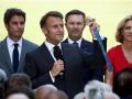 Macron enseña la medalla olímpica en El Elíseo con los organizadores de los JJ.OO.