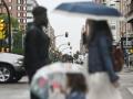 Personas caminando bajo la lluvia