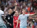 Stuart Atwell muestra una tarjeta roja en el Manchester United vs Nottingham Forest