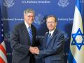 El embajador estadounidense, Jack Lew, en un encuentro con  Isaac Herzog, presidente de Israel