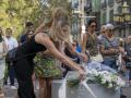 Familiares y allegados a las víctimas del atentado del 17A en 2017 participan en el acto institucional en recuerdo a las víctimas de los atentados del 17A, en la Pla de l’Ós, a 17 de agosto de 2023, en Barcelona, Catalunya (España). Los ataques terroristas de corte yihadista se desarrollaron en las ciudadades catalanas de Barcelona y Cambrils. Se iniciaron el 17 de agosto de 2017 en el paseo de Las Ramblas de Barcelona donde se cometió un atropello masivo con una furgoneta que recorrió 530 metros de la zona central del paseo. En ese ataque se produjeron 15 muertos y 131 heridos, cinco de ellos en estado crítico, falleciendo una de ellos a causa de las heridas. Horas después, se produjo el atentado en Cambrils, donde cinco terroristas fueron abatidos tras intentar saltarse un control policial de los Mossos d’Esquadra y atropellar a seis personas.
17 AGOSTO 2023;HOMENAJE;ANIVERSARIO;ATENTADO 17A;17A;
Lorena Sopêna / Europa Press
(Foto de ARCHIVO)
17/8/2023