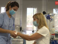 Una médico atiende a una paciente en un centro médico en Madrid
