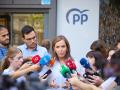 La vicesecretaria de Organización del PP, Carmen Fúnez, atiende a medios, en la puerta de la sede del PP