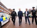 El primer ministro británico Kair Starmer y la ministra del Interior Yvette Cooper junto a dos policías