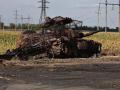 Un tanque ruso destruido en las afueras de la ciudad rusa de Sudzha, controlada por Ucrania, en la región de Kursk