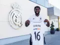Usman Garuba posando con la camiseta del Real Madrid en Valdebebas