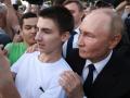 Putin se hace un selfie con un joven en su visita a la zona rusa de Osetia del Norte-Alania