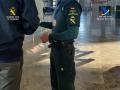 Agentes de la Guardia Civil en el aeropuerto de Alicante