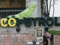 Vista del logo de la petrolera estatal colombiana Ecopetrol en la fachada de su edificio sede en Bogotá (Colombia)