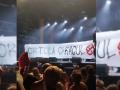 Un grupo de rap valenciano saca una pancarta tachando de nazi a un miembro de Vox