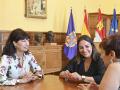 La ministra de Igualdad, Ana Redondo (a la izquierda), este jueves en Palencia